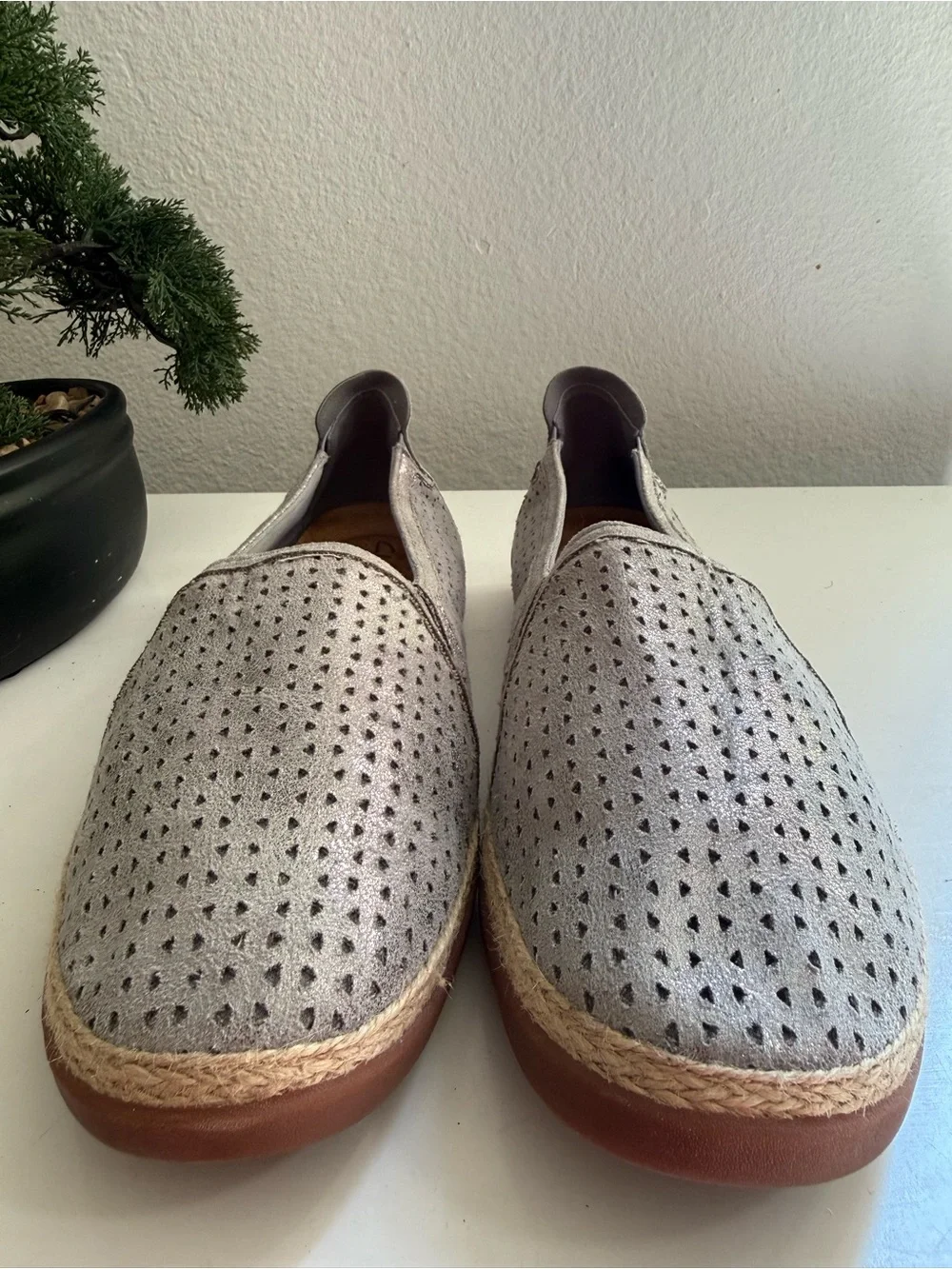 Clarks Elaina Ruby women size 11  Silver Metallic Perforated Slip-On Espadrille